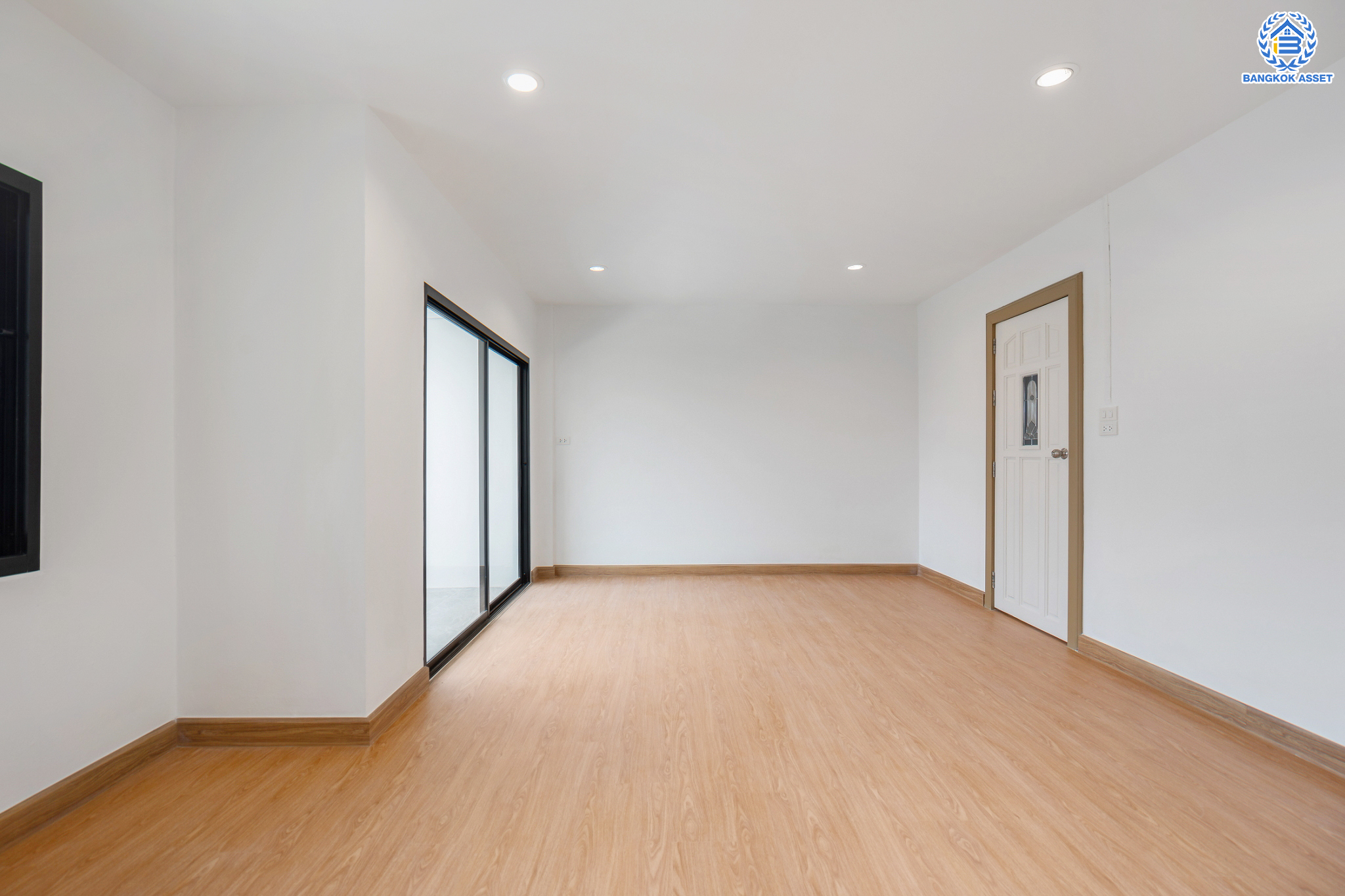 บ้านมือสองตกแต่งใหม่ ม.บ้านสวน5 กลางเมือง พิบูลย์สงคราม บ้านแฝด 3 ชั้น หลังมุม เนื้อที่ 39.4 ตร.ว. ฟังก์ชัน 4 ห้องนอน 3 ห้องน้ำ จอดรถได้ 2 คัน ราคาคุ้มสุดในย่านนี้! บนสุดยอดทำเล! เชื่อมถนนพิบูลย์สงคราม, วงศ์สว่าง, นครอินทร์ และติวานนท์ ใกล้จุดขึ้นทางด่วนศรีรัช-วงแหวนรอบนอก และรถไฟฟ้า "สถานีแยกติวานนท์"